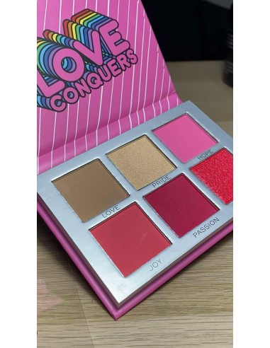 Love Conqueres Shadow Palette - I ❤ REVOLUTION