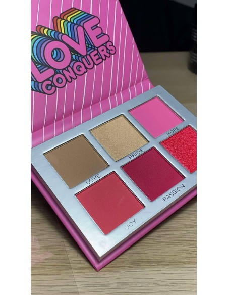 Love Conqueres Shadow Palette - I ❤ REVOLUTION